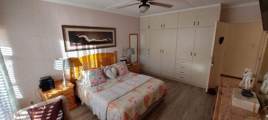 5 Bedroom Property for Sale in Wavecrest Eastern Cape